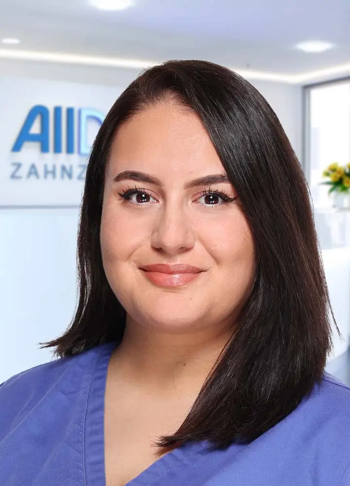 Portrait zahnmedizinische Prophylaxeassistenz Melda Koc (AllDent Frankfurt)