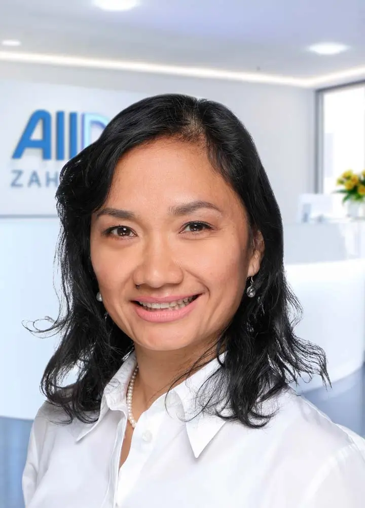 Portrait Zahn&auml;rztin Naomi Fenn (AllDent Frankfurt)