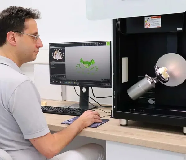 Ein Zahntechniker erstellt mithilfe eines modernen 3D-Scanners ein digitales Modell
