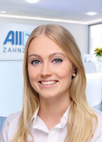 Portrait Zahnärztin Charlotte Voigt (AllDent Frankfurt)