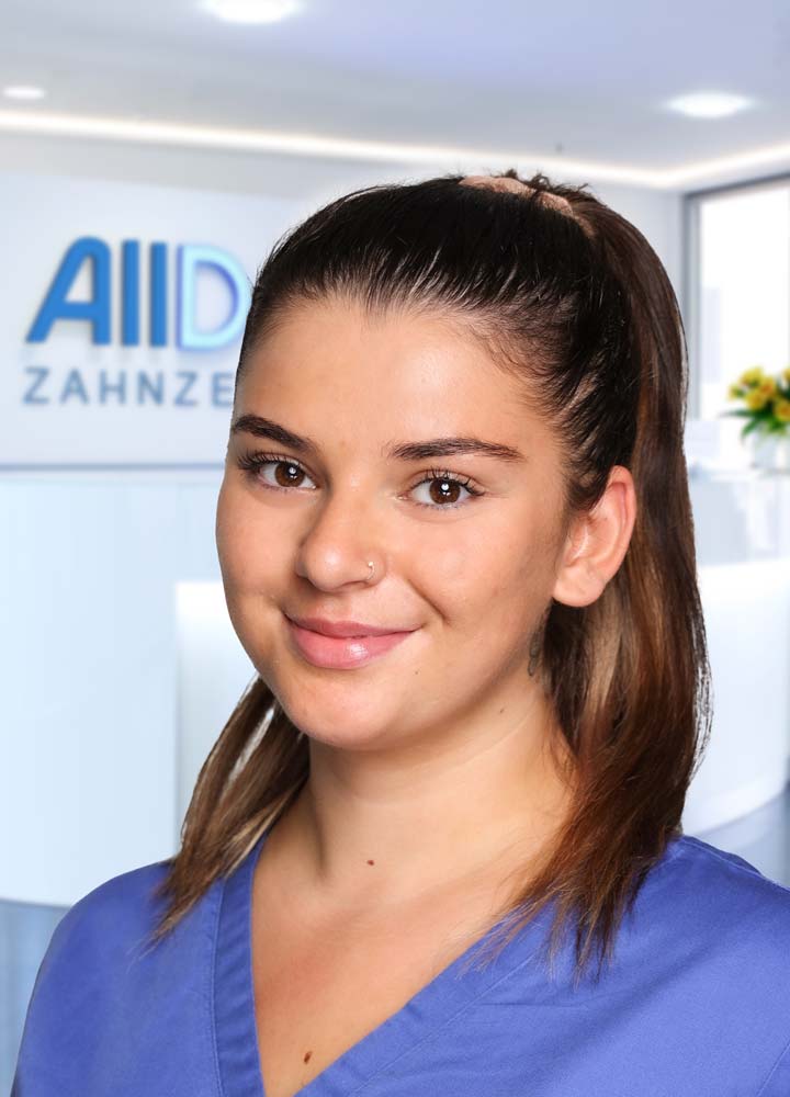 Portrait zahnmedizinische Prophylaxeassistenz Salina Vasilu (AllDent Frankfurt)