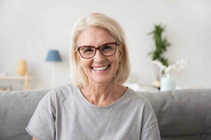 Zahnimplantate Patientin Frau AllDent